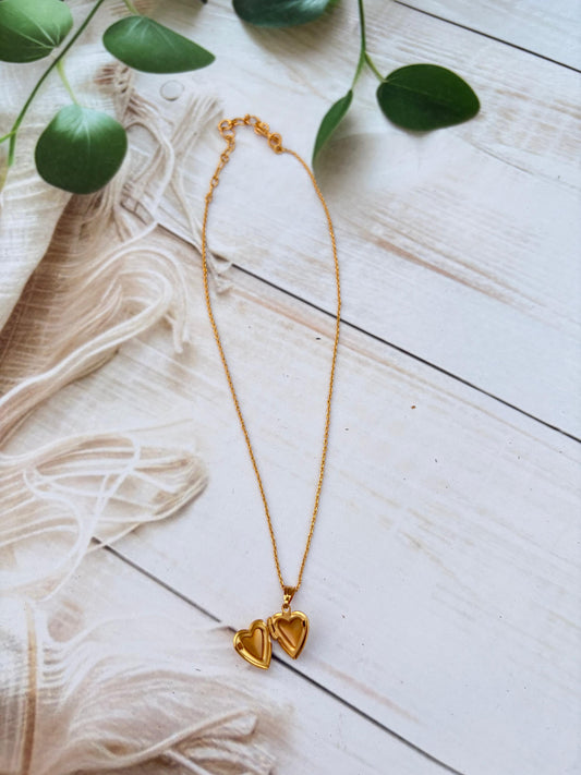 Minimal Heartstrings Necklace