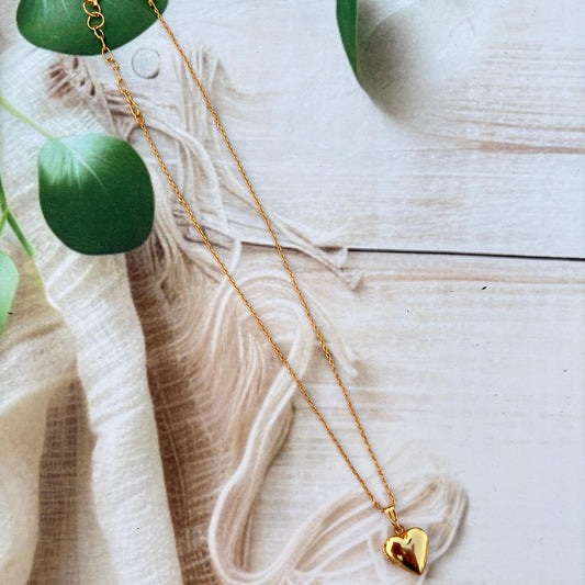Minimal Heartstrings Necklace